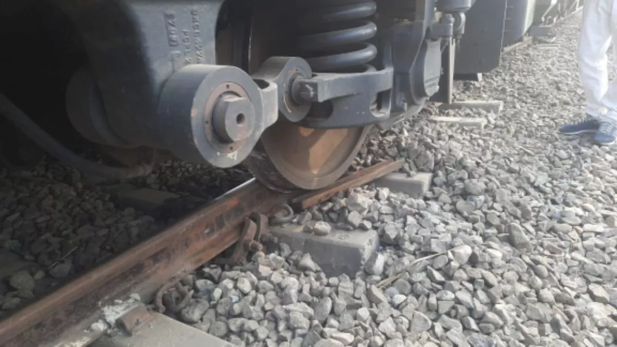 गोरखपुर में पटरी से उतरा मालगाड़ी का इंजन, एक घंटे तक प्रभावित रहा ट्रेनों का संचालन