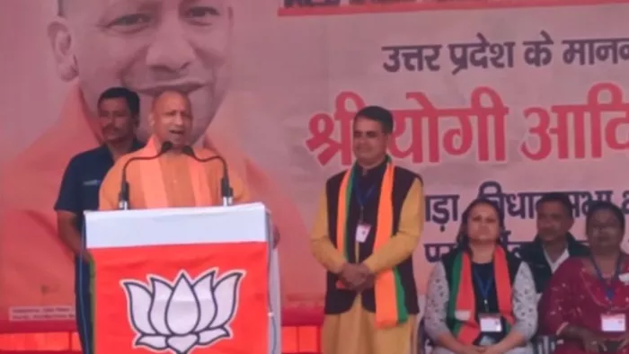 उत्तर प्रदेश के मुख्यमंत्री योगी आदित्यनाथ हिमाचल चुनाव में जनसभा को संबोधित करते हुए।