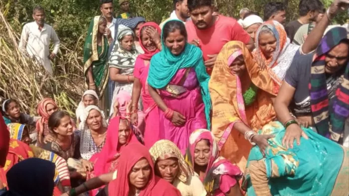 Bijnor News: किशाेर की मौत के बाद विलाप करते स्वजन।