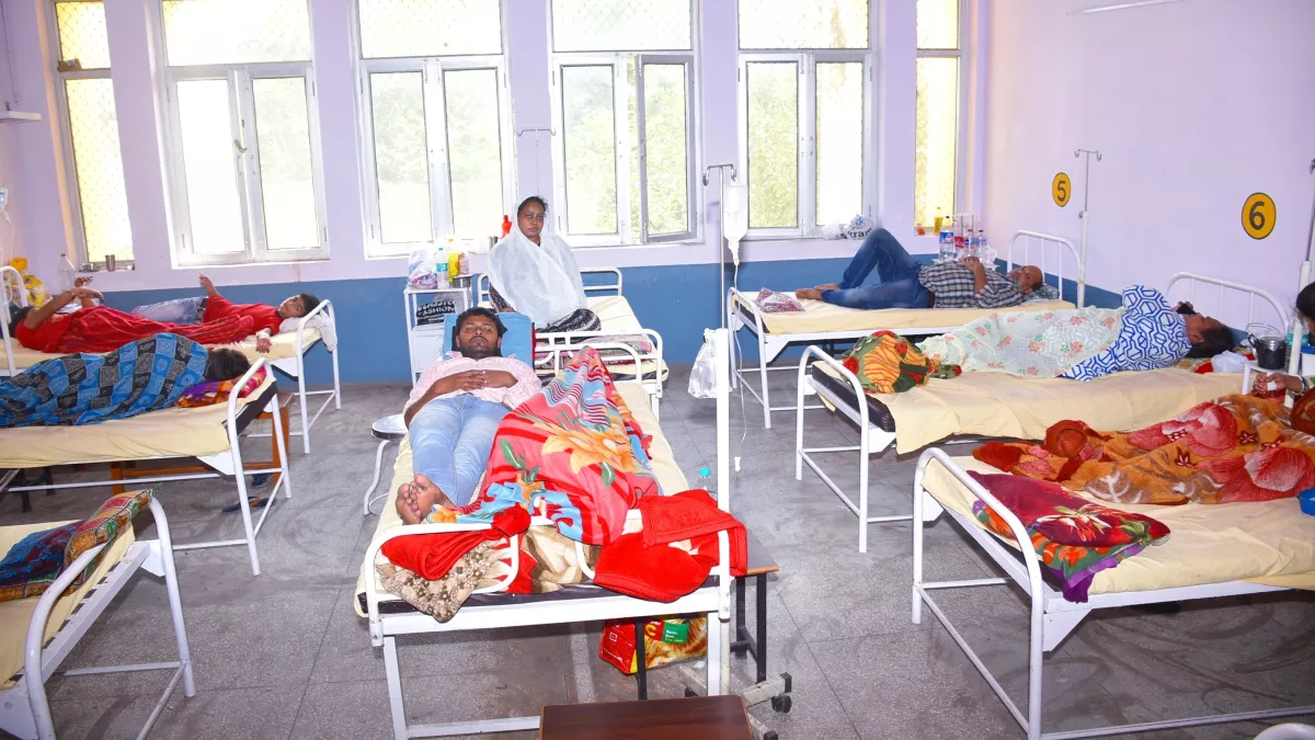 Moradabad News: मुरादाबाद में शहर से लेकर गांव तक बुखार का पारा 'हाई', स्वास्थ्य विभाग में सब 'ओके'