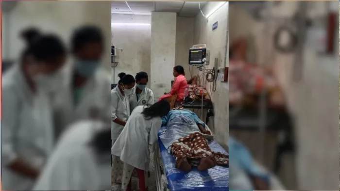 इमरजेंसी में अव्यवस्था के बीच परमेश्वर का इलाज करते चिकित्सक।
