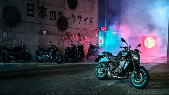 2024 Yamaha MT-09 में एक मस्कुलर फ्यूल टैंक है।