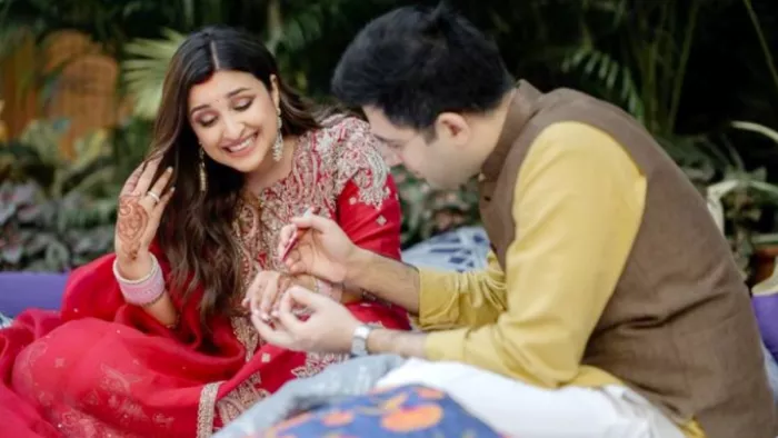 करवा चौध पर राघव चड्ढा ने परिणीति को लगाई मेहंदी, (Instagram Image)