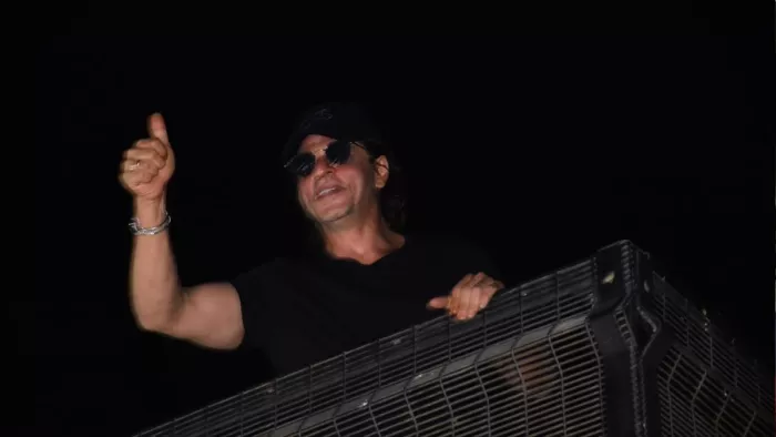 मन्नत के बाहर आए शाह रुख खान (Photo Credit- Shah Rukh Khan- Pallav paliwal)