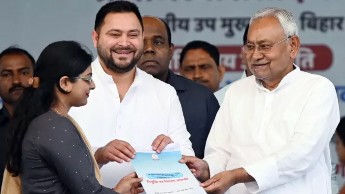 Bihar Teacher Appointment Letter : नियुक्ति पत्र वितरण से गदगद दिखे तेजस्वी यादव।