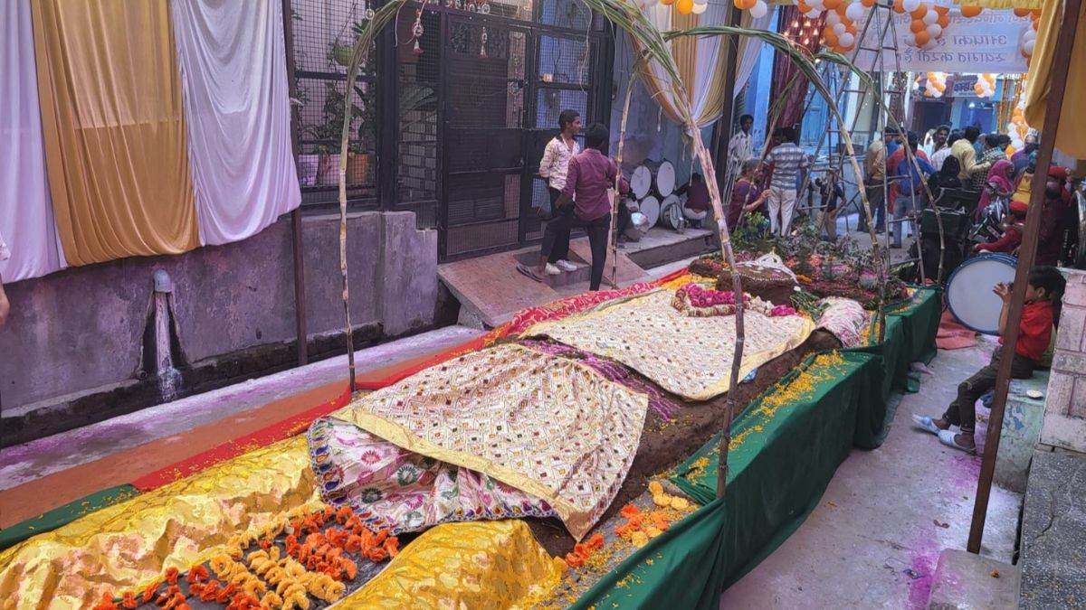 https://www.jagranimages.com/images/newimg/02112024/02_11_2024-21_feet_govardhan_23825081.jpg