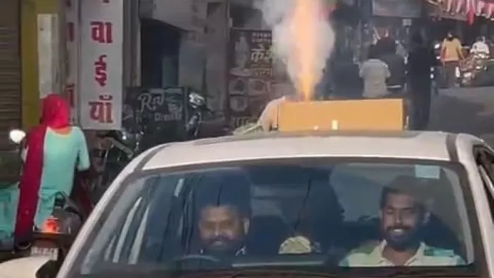 कार की छत पर छोड़े ताबड़तोड़ पटाखे, बाजार में चलती रही गाड़ी।