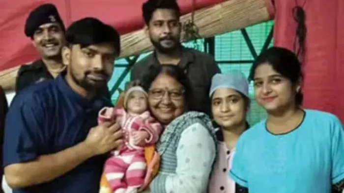 कृष्णा के साथ स्टाफ नर्स और डॉक्टर। फोटो- एक्स