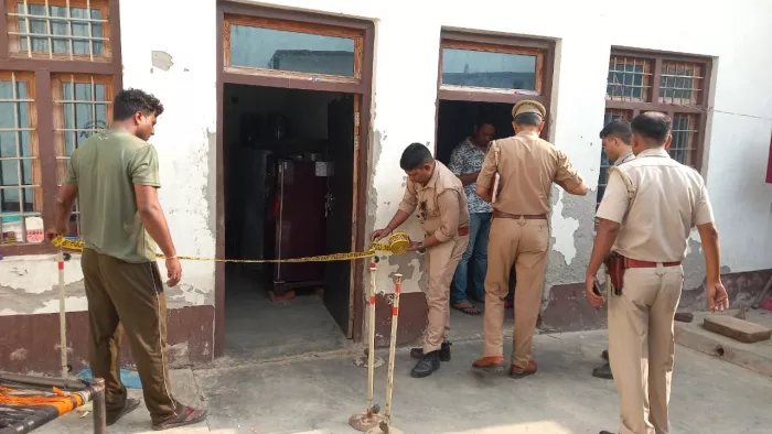 हत्या क सूचना पर पहुंची पुलिस जांच पड़ताल में लगी। जागरण