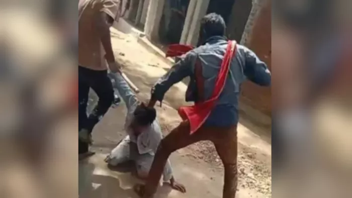 युवक को बेरहमी से पीटते दबंग। ( वीडियो से ली गई तस्वीर)