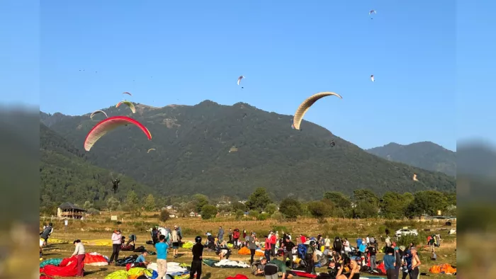 बीड़ लैंडिंग साइट में लैंड करते मानव परिंदे व पर्यटकों का हजूम