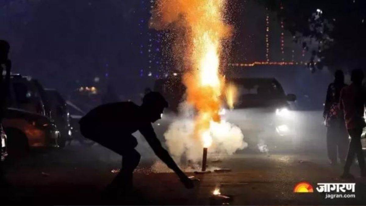 fireworks sold in front of police in meerut dm ssp orders in vain box worth rs 150 sold for rs 600 via whatsapp