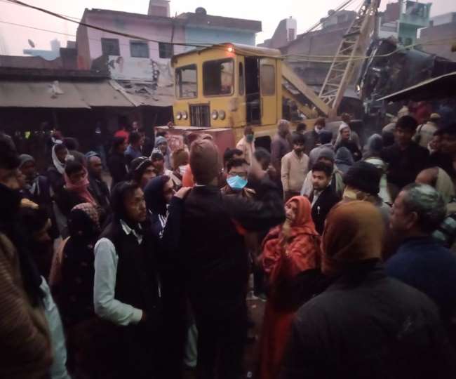 Kaushambi UP Road Accident Eight people killed in road accident at Kada of  Kaushambi