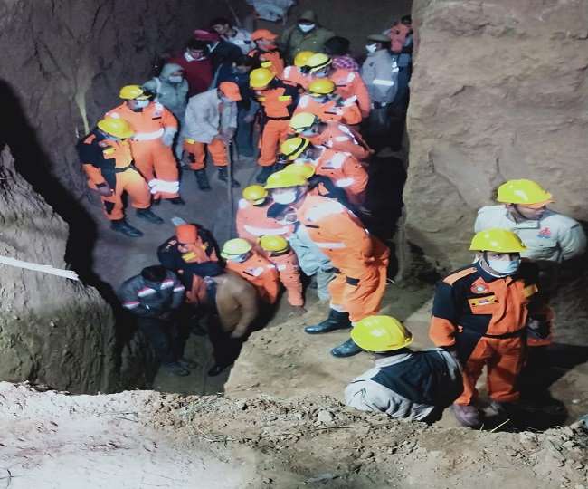 Mahoba News: kid who fell in a 60 feet deep borewell one and a half feet  away from SDRF team heartbeat started to rise