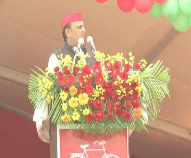 समाजवादी पार्टी के राष्ट्रीय अध्यक्ष अखिलेश यादव ने गुरुवार को ललितपुर में जनसभा को संबोधित किया।