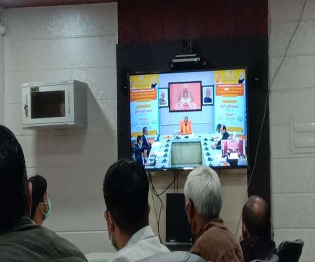 chief minister yogi interacted with the students of firozabad by sending scholarship