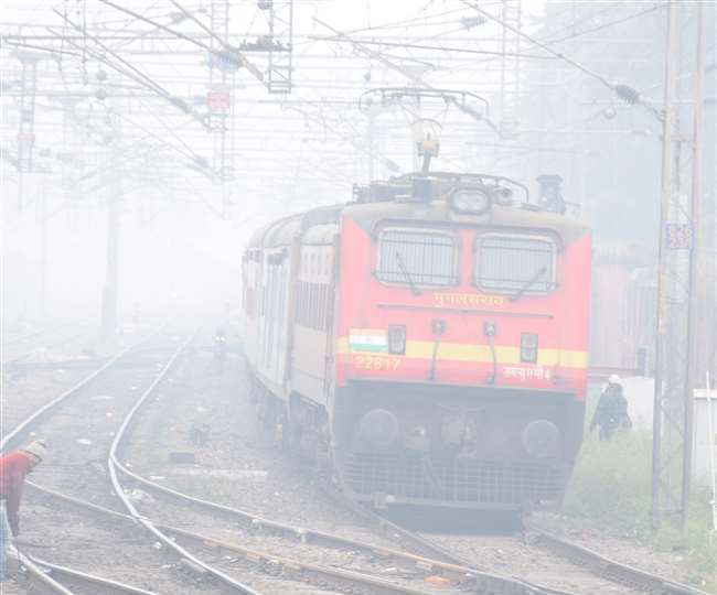 घने कोहरे के कारण नार्दन रेलवे ने कई ट्रेनाें काे किया रद। (सांकेतिक तस्वीर)