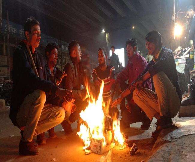लुधियाना के घंटाघर चौक के पास ठंड से बचने के लिए आग सेंकते लोग। गौरव कनौजिया