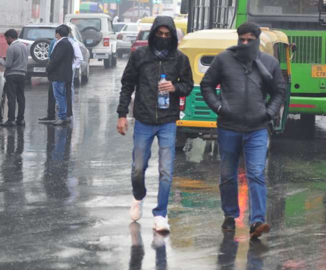 दिल्ली-NCR में कई स्थानों पर हो रही बूंदाबांदी, बढ़ेगी ठंड