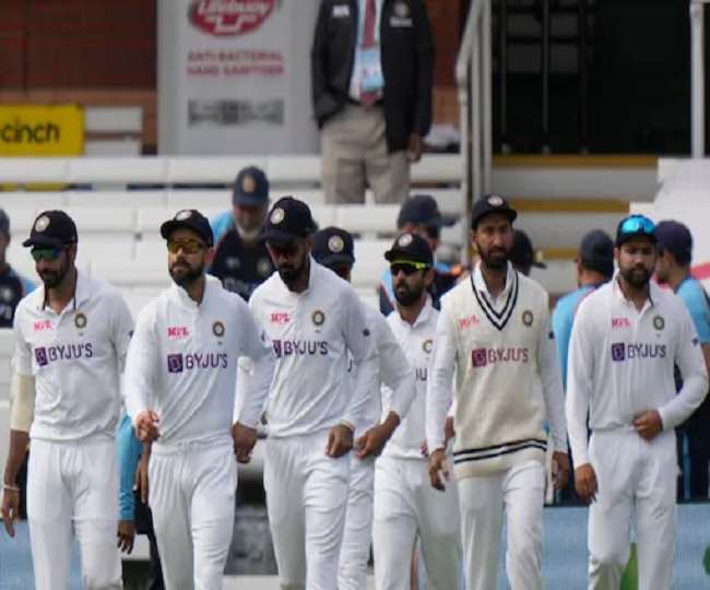 कप्तान कोहली के साथ भारतीय टेस्ट टीम के खिलाड़ी (एपी फोटो)