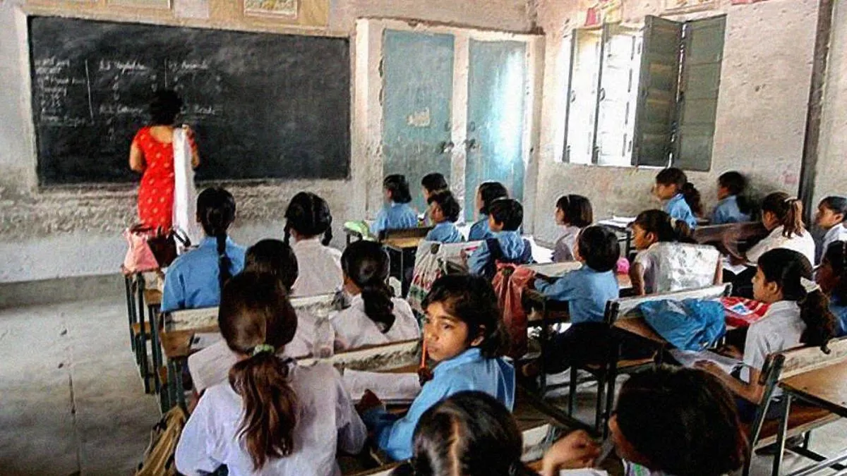 बांका में शिक्षकों के अजीबोगरीब आवेदन पर सिर पीट रहे शिक्षा अिधकारी