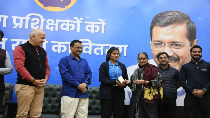 MCD Polls: CM केजरीवाल ने योगशाला शिक्षकों को बांटे चेक