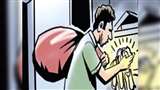 बदमाशों ने बीच सड़क चांदनी चौक के एक ज्वेलर से 50 लाख रुपये मूल्य का सोना लूट लिया।