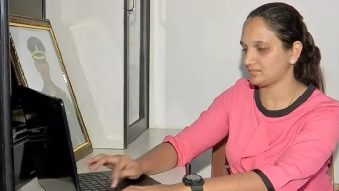 बलिदानी पति की राह चल गौरी बनीं मिसाल (गौरी महादिक। ANI)