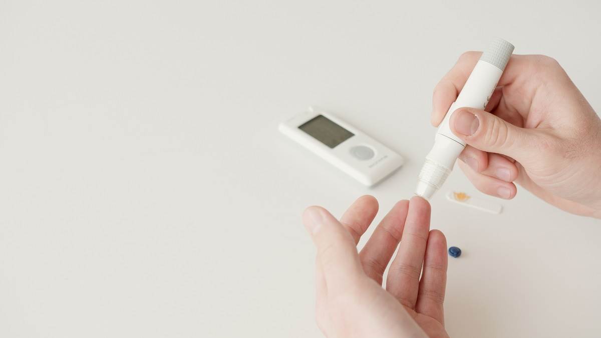 Glucometer क्या होता है? इसको घर पर कैसे इस्तेमाल करें? जानने के लिए देखें यहां