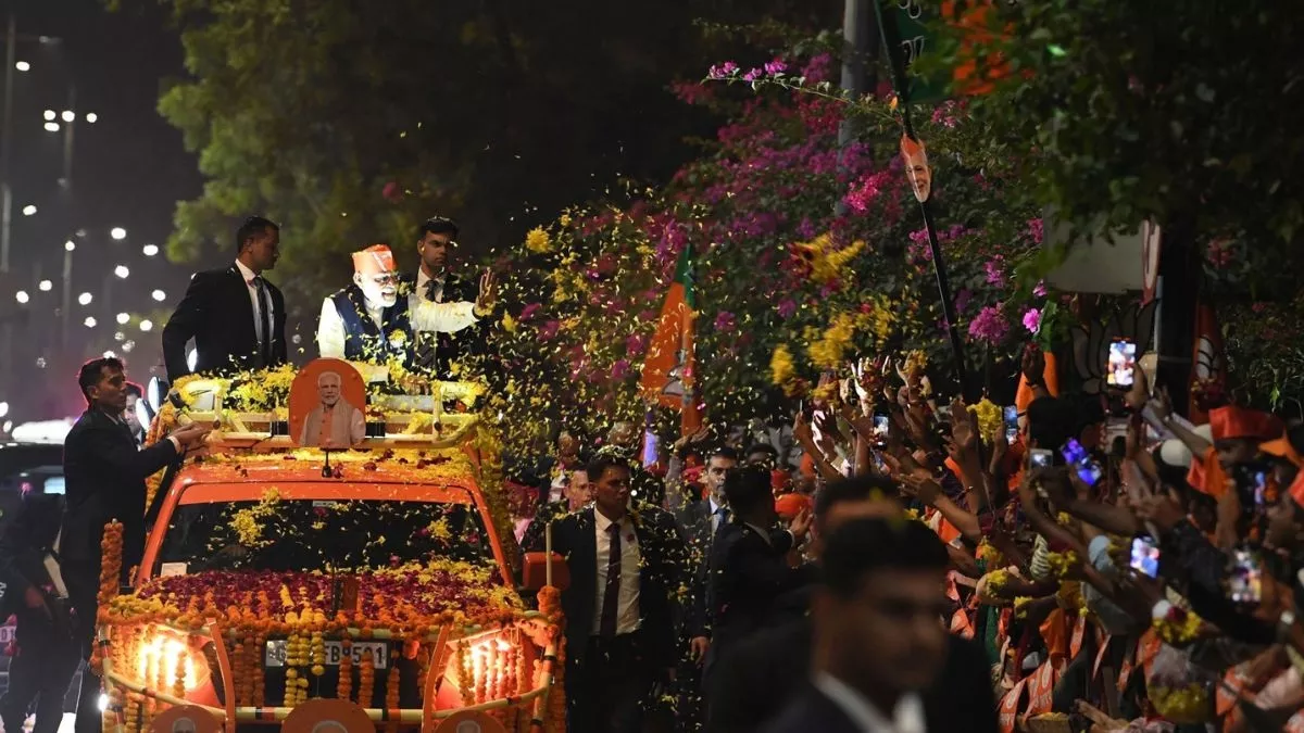 धानमंत्री नरेंद्र मोदी का अहमदाबाद में मेगा रोड शो शुरू हो चुका है।