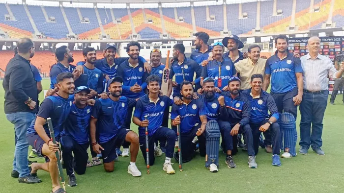 विजय हजारे ट्रॉफी पर सौराष्ट का कब्जा। फोटो ट्विटर