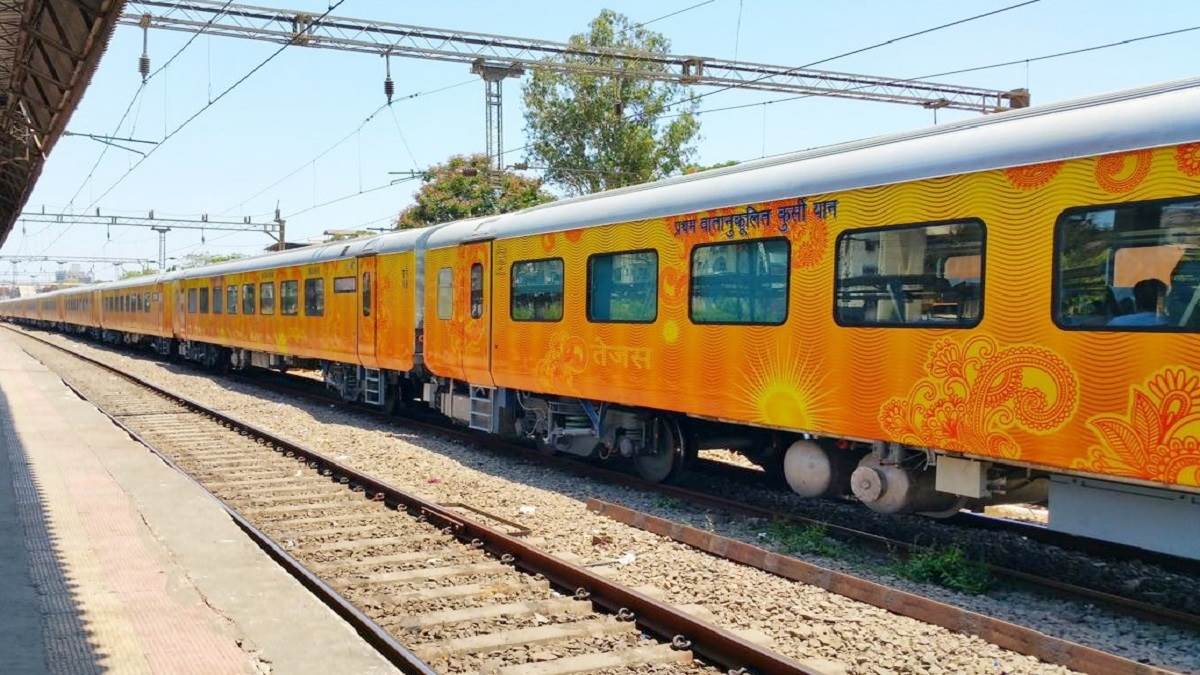 Accident in Train: नीलांचल एक्सप्रेस में विंंडो सीट पर बैठे यात्री की गर्दन के आरपार हुआ लोहे का सरिया, मौत - Passenger sitting on window seat in Neelanchal Express got iron rod