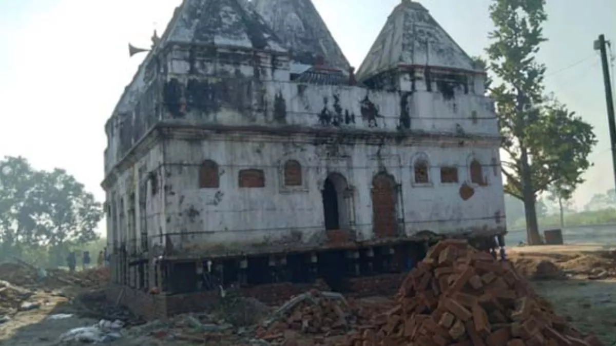 बिहार में 300 वर्ष पुराने शिव मंदिर को जैक लिफ्टिंग से ऊपर उठाया