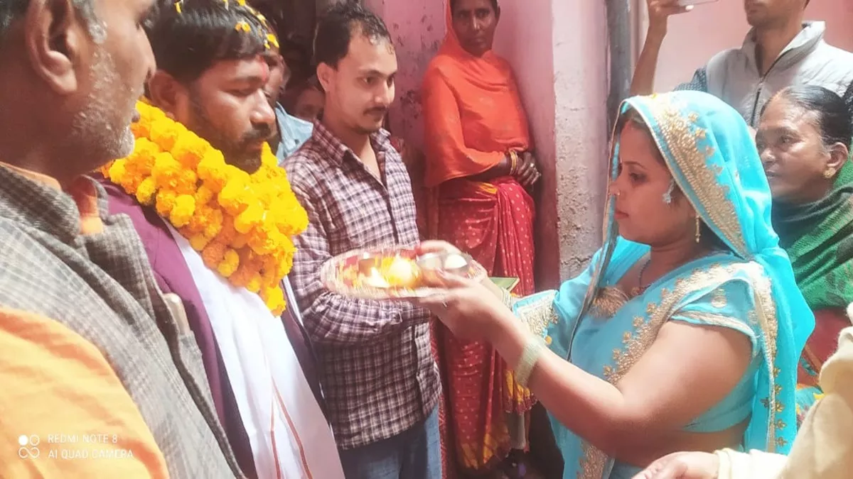 uttarkashi tunnel rescue grand welcome with drums and drums 15 jharkhand workers rescued from uttarakhand tunnel honored