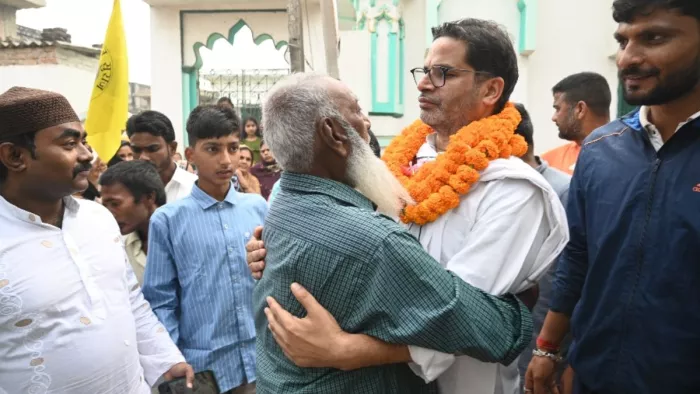 जन सुराज पदयात्रा के दौरान लोगों से मुलाकात करते प्रशांत किशोर। (जागरण फोटो)