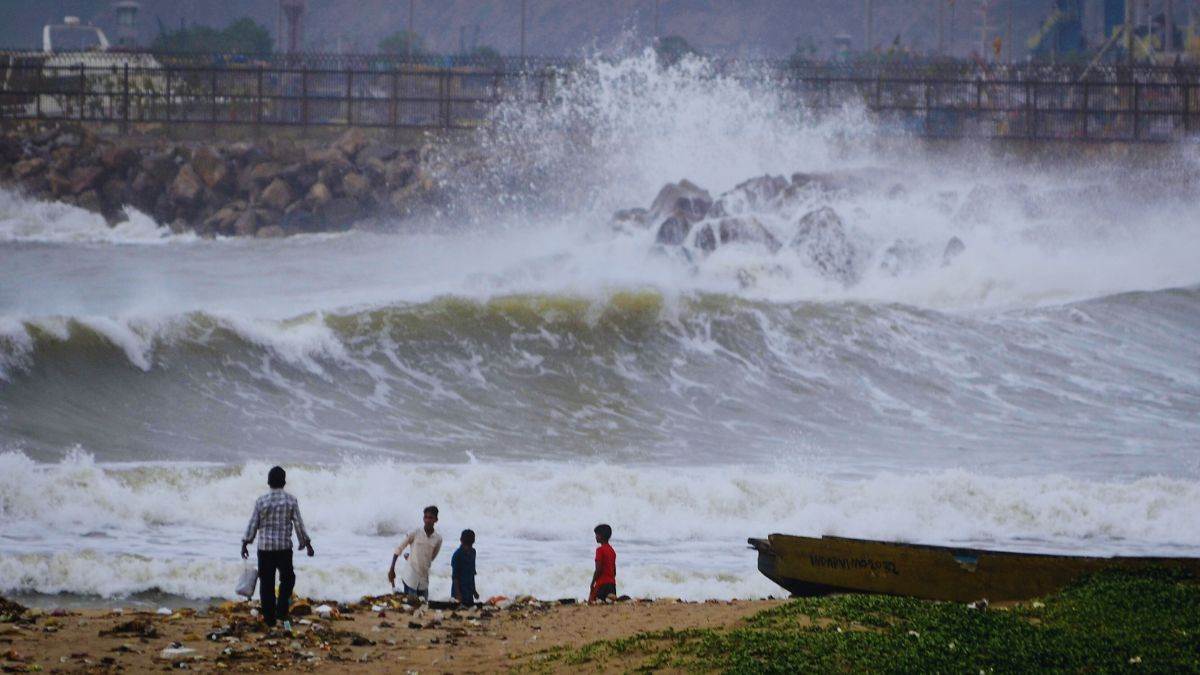 https://www.jagranimages.com/images/newimg/02122023/02_12_2023-cyclone_michaung_1_23595165.jpg