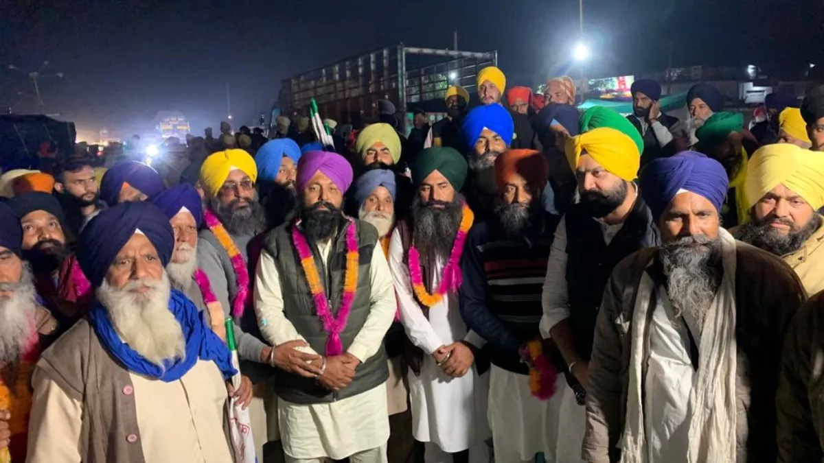 Farmers Protest- पुलिस हिरासत में लिए गए किसान 6 घंटे बाद रिहा, हार पहनाकर किया गया स्वागत, अब भी एक रोड जाम