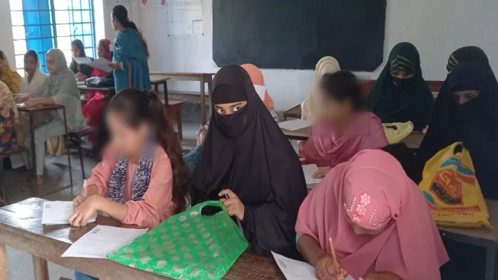 क्लास में बुर्का और हिजाब पहनकर आई कई छात्राएं। फोटो- जागरण