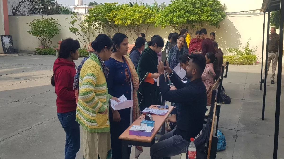 Haryana- HTET परीक्षा को नकलविहीन बनाने के लिए मुस्तैद दिखा प्रशासन, चेकिंग करके ही परीक्षार्थियों को दिया प्रवेश