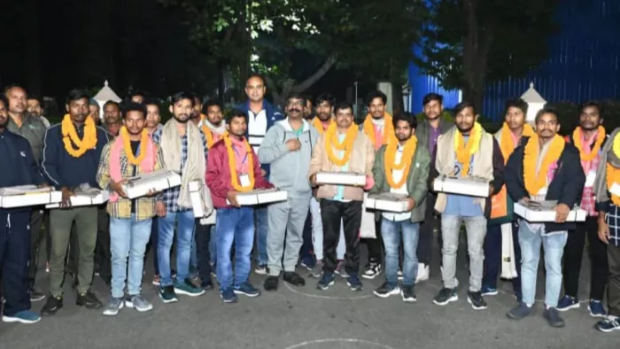 सिलक्यारा टनल हादसे से रेस्क्यू किए गए झारखंड के श्रमिकों से मुलाकात करते मुख्यमंत्री हेमंत सोरेन। (जागरण फोटो)