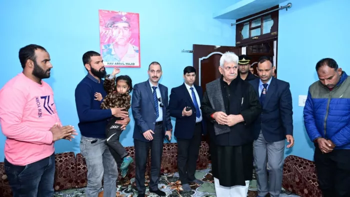 राजौरी एनकाउंटर के बलिदानी हवलदार के घर पहुंचे उपराज्यपाल