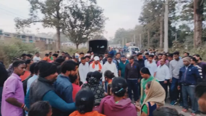 रामगढ़ में ट्रक ने युवक को रौंदा, घटनास्थल पर ही मौत; उग्र भीड़ ने किया सड़क जाम