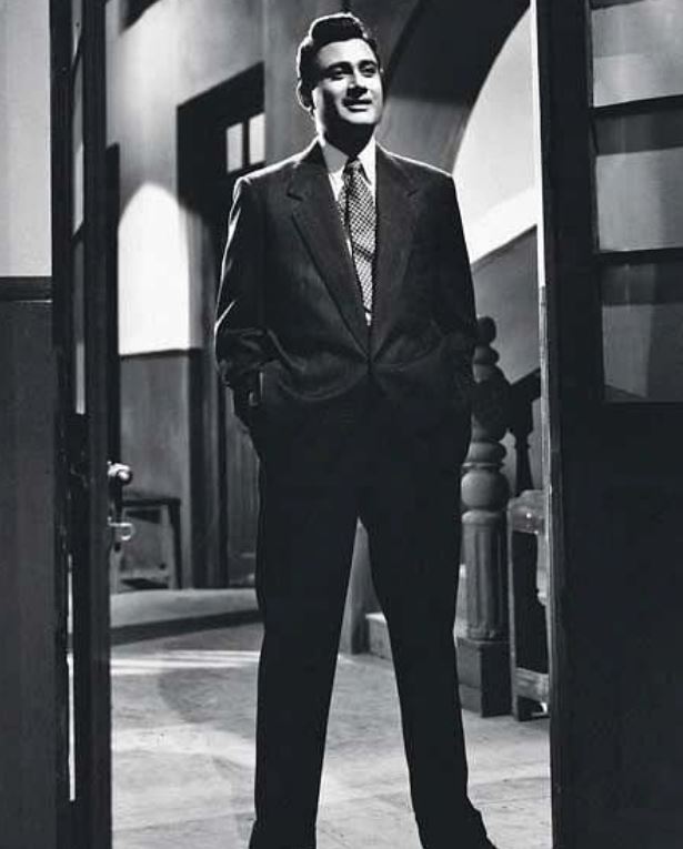 Dev Anand: सरकार का किया विरोध, एक्टर से पहले थे क्लर्क, फिल्मों की तरह ...