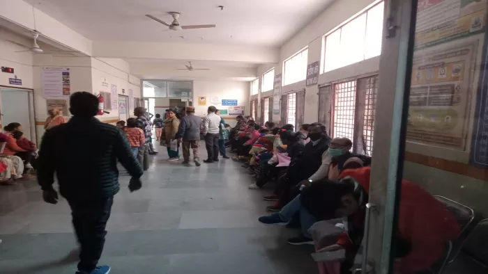 Winter Diseases: राजकीय चिकित्सालय में बाल रोग विशेषज्ञ की ओपीडी के बाहर लगी भीड़। जागरण