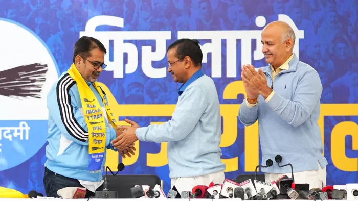 अवध ओझा के साथ अरविंद केजरीवाल और मनीष सिसोदिया।