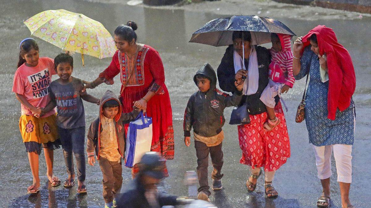 https://www.jagranimages.com/images/newimg/02122024/02_12_2024-fengal_cyclone_23840835.jpg