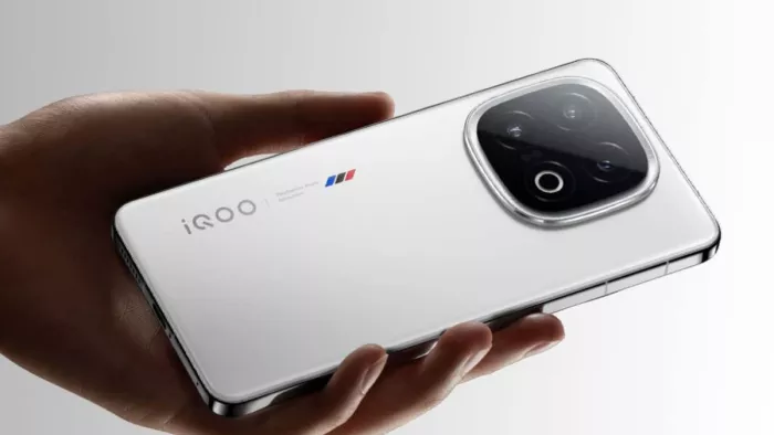 बेस मॉडल में 12GB रैम और 256GB इंटरनल स्टोरेज होने की उम्मीद है।