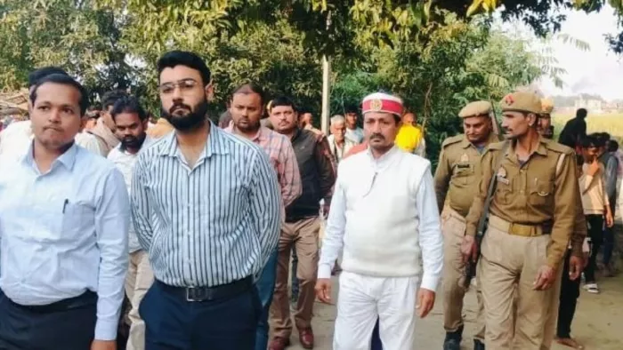 गड़हिया बसंतपुर गांव में अतिक्रमणकारियो को निर्देश देते एसडीएम ऋषभ पुंडीर (बाएं से दूसरे)। जागरण