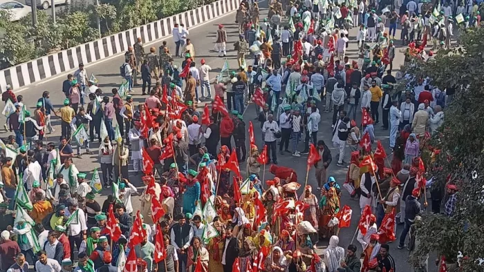 किसानों के दिल्ली कूच करने के एलान के कारण दिल्ली-नोएडा पर लगा लंबा जाम।