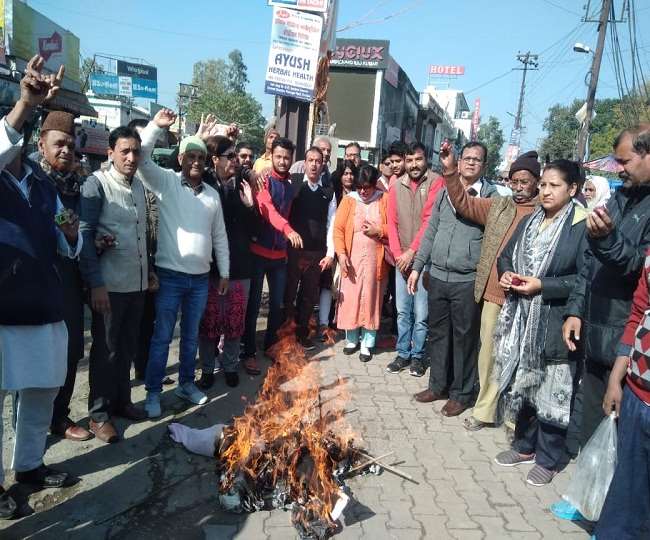महंगाई के विरोध में कांग्रेसियों ने प्रदर्शन कर मोदी सरकार का फूंका पुतला nainital news